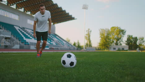 Ein-Fußballspieler-Zeigt-Während-Eines-Fußballspiels-In-Einem-Professionellen-Outdoor-Fußballstadion-Ein-Herausragendes-Spiel.-Der-Spieler-Trägt-Eine-Uniform-Ohne-Markenzeichen.-Stadion-Und